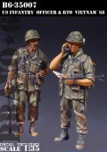 B6-35007 US Infantry Officer and RTO Vietnam 68